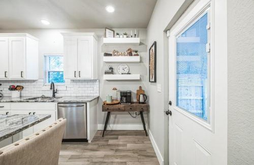 Granbury House | Stunning & Pristine Kitchen-Smart TVs-Modern Gas Firepit-Free Parking