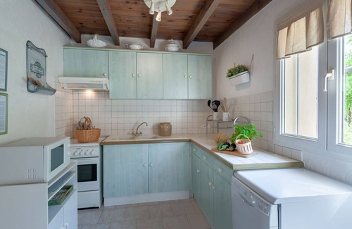 Cheval-Blanc House | Stunning private villa for 4 guests with WIFI, TV, patio and pets allowed