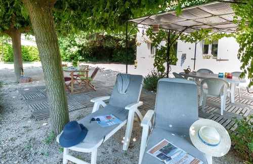 Cheval-Blanc House | Stunning private villa for 4 guests with WIFI, TV, patio and pets allowed