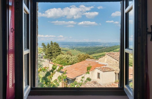 San Gimignano House | Stunning private villa for 8 people with WIFI, private pool, TV, terrace and pets allowed