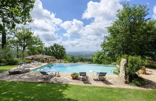Castellina in Chianti Villa | Stunning private villa for 16 guests with private pool, WIFI, A/C, TV and veranda, close to Siena
