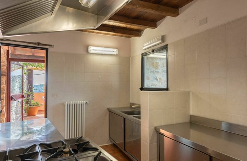 Villa Viani House | Stunning private villa for 8 people with WIFI, terrace, pets allowed and parking