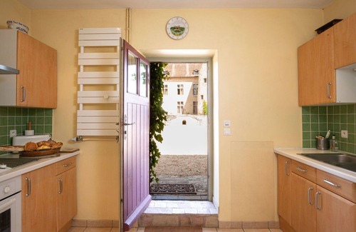 La Tagniere House | Stunning private villa for 8 people with WIFI, pool, TV, patio, pets allowed and parking