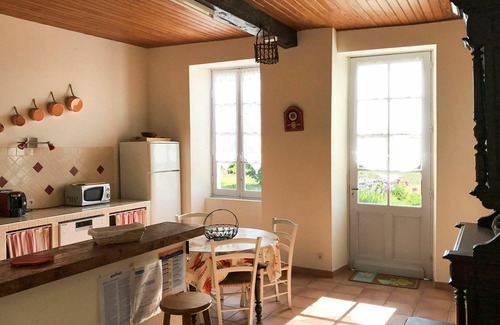 Lalandusse Villa | Stunning private villa for 8 guests with private pool, WIFI, A/C, TV, terrace and pets allowed
