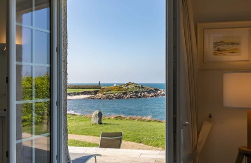 Berven House | Stunning private villa for 4 guests with WIFI, TV, terrace, pets allowed and parking
