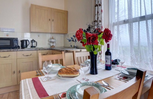 Barnstaple House | Stunning private villa with WIFI, pool, TV, patio, pets allowed, panoramic view and parking