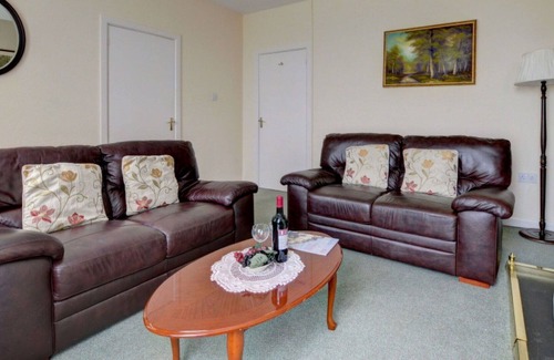 Barnstaple House | Stunning private villa with WIFI, pool, TV, patio, pets allowed, panoramic view and parking