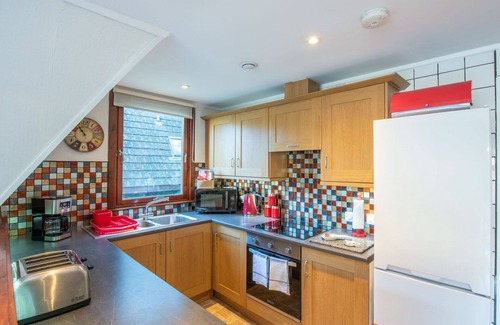 South Laggan House | Stunning private villa with WIFI, hot tub, TV, terrace, pets allowed and panoramic view