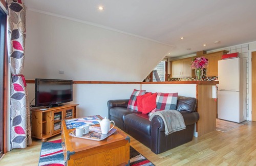 South Laggan House | Stunning private villa with WIFI, hot tub, TV, terrace, pets allowed and panoramic view