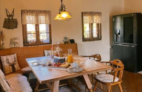 Brodingberg House | Stunning private villa for 6 guests with WIFI, A/C, hot tub, TV, patio, pets allowed and parking