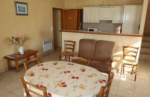 Grillon House | Stunning private villa for 4 guests with TV, patio, pets allowed and parking