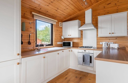 Kinross House | Stunning private villa for 4 people with WIFI, TV, balcony, pets allowed and parking