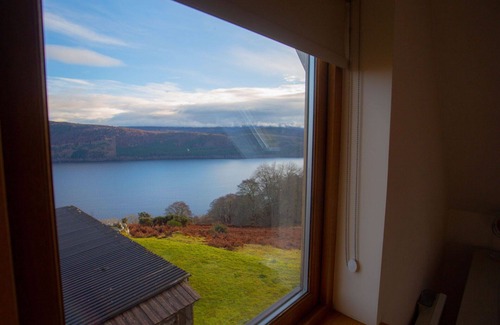 East Lewiston House | Stunning private villa for 7 people with WIFI, TV, patio and pets allowed