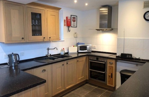 East Lewiston House | Stunning private villa for 4 guests with WIFI, TV, terrace, pets allowed and parking