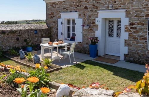 Plogoff House | Stunning private villa for 5 people with TV, terrace, pets allowed and panoramic view