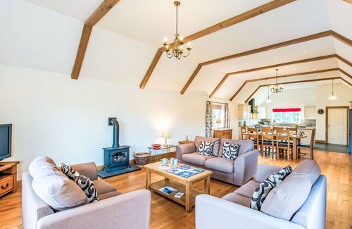 Loch Ness House | Stunning private villa for 6 guests with WIFI, TV, patio, panoramic view and parking
