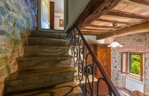 Montorgiali House | Stunning private villa for 5 guests with WIFI, A/C, hot tub, TV, patio and pets allowed