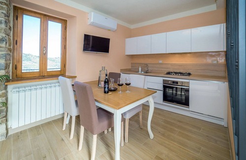 Seggiano House | Stunning private villa for 4 guests with hot tub, WIFI, A/C, TV, terrace and panoramic view