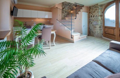 Seggiano House | Stunning private villa for 4 guests with hot tub, WIFI, A/C, TV, terrace and panoramic view
