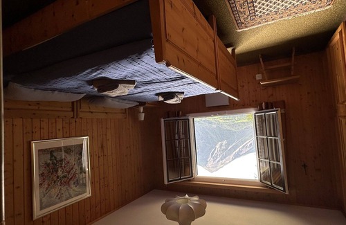 Alvaneu House | Stunning private villa for 8 guests with WIFI, TV, patio, pets allowed and panoramic view