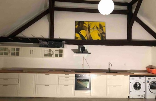 Clunek House | Stunning private villa for 8 people with WIFI, patio, pets allowed and parking