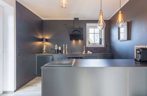 Hauert House | Stunning private villa for 6 guests with WIFI, TV and terrace