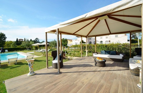 Signa Villa | Stunning private villa for 14 people with hot tub, A/C, WIFI, private pool and TV, close to Flor.