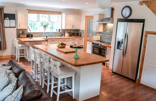 Lerags Villa | Stunning private villa for 10 people with TV, patio, pets allowed and panoramic view