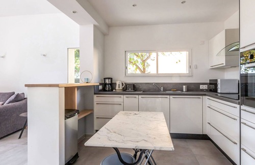 Le Mourillon Villa | Stunning private villa for 4 people with A/C, WIFI, TV, terrace and parking