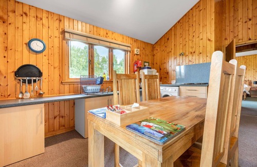 Glen Urquhart House | Stunning private villa for 4 guests with WIFI, TV and pets allowed