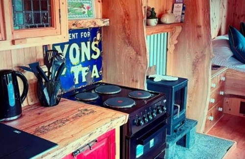 Balnain House | Stunning private villa for 3 guests with WIFI, TV, pets allowed and panoramic view