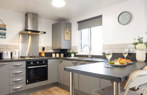 Helford Passage House | Stunning private villa for 4 people with hot tub, WIFI, TV, pets allowed and panoramic view