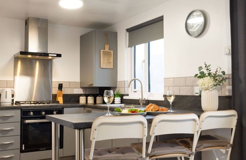 Helford Passage House | Stunning private villa for 4 people with hot tub, WIFI, TV, pets allowed and panoramic view