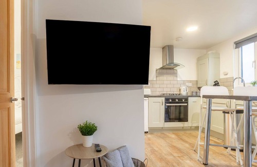 Helford Passage House | Stunning private villa for 3 people with hot tub, WIFI, TV, pets allowed and panoramic view