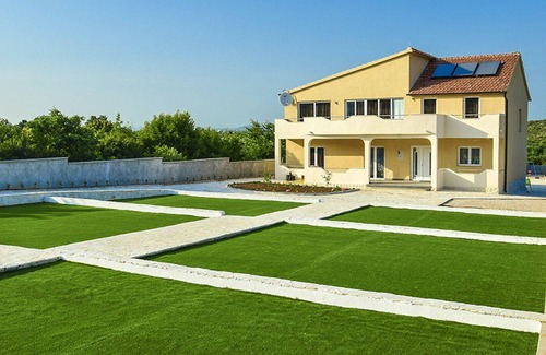 Velim House | Stunning private villa with hot tub, A/C, private pool, WIFI, TV, patio and pets allowed