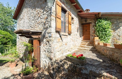 Monticiano Villa | Stunning private villa for 6 people with WIFI, private pool, TV, patio and pets allowed
