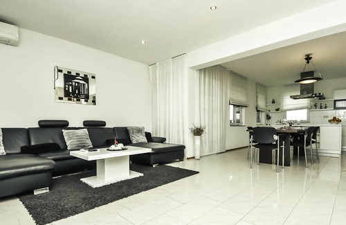 Suhovare House | Stunning private villa with WIFI, private pool, A/C, TV, terrace, pets allowed and panoramic view