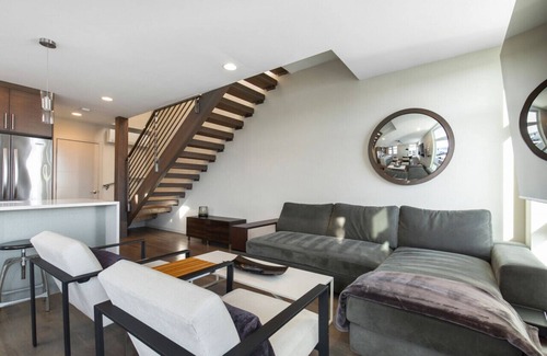 East Queen Anne Villa | Stunning Queen Anne Hill Haven: Rooftop Lake Views!