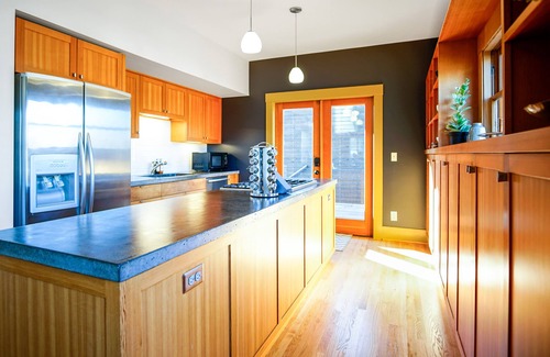 Foster - Powell House | Stunning Remodeled 5-BR Craftsman. 4x King Beds + 2x Twin XL! With AC & Laundry