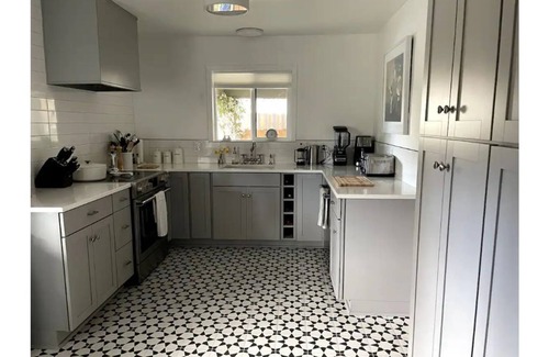 McMinnville House | Stunning Remodeled Mid Century Home- Walk to downtown