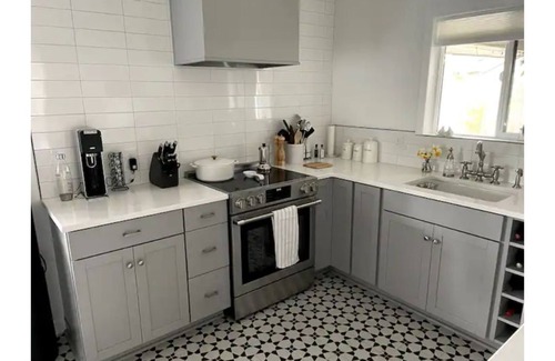 McMinnville House | Stunning Remodeled Mid Century Home- Walk to downtown