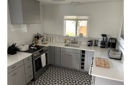 McMinnville House | Stunning Remodeled Mid Century Home- Walk to downtown
