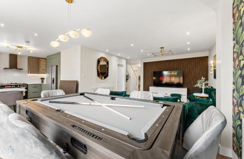 Staines House | Stunning Retreat - 5-Bed House and Garden in Staines