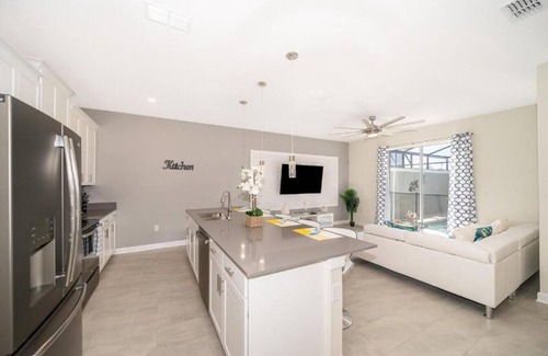 Campbell Villa | Stunning Retreat Townhouse 10 mins to Disney with Pool