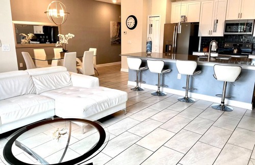 Campbell Villa | Stunning Retreat Townhouse 10 mins to Disney with Pool