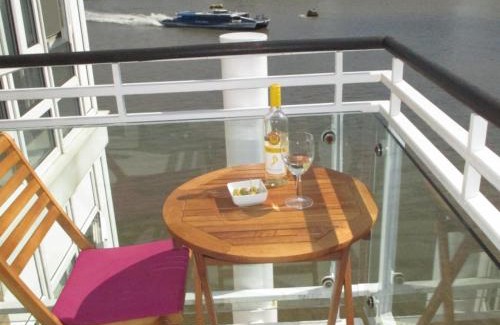 Island Gardens Apartment | Stunning river view 2 bedrooms entire flat E14 3WA underground parking Island Gardens DLR station nearby