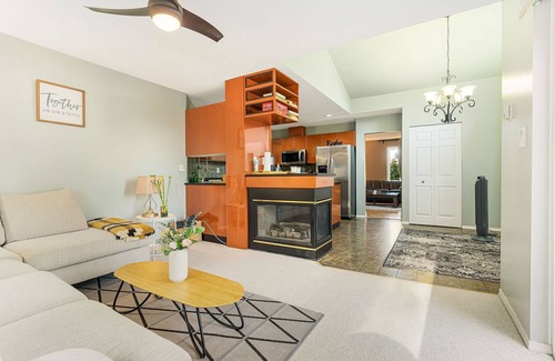 Upper Ten Oaks House | Stunning Rustic Vacation home w/180 Mountain View