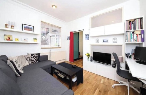 St. Leonard's Apartment | Stunning self contained studio garden flat.