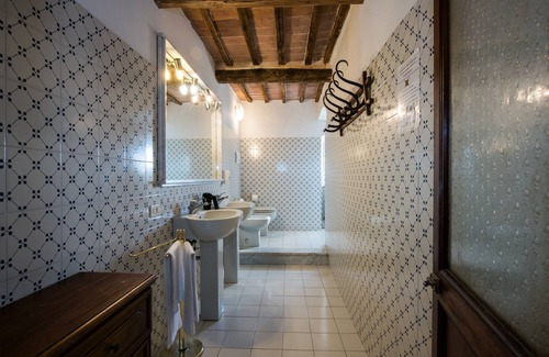 Le Tolfe Villa | Stunning Siena villa with 4 bedrooms only 3 km to the city. Pool and Wi-Fi