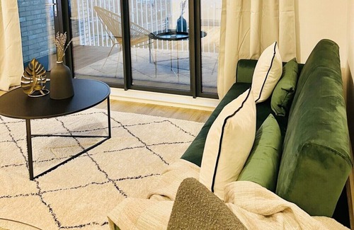 Park Royal Apartment | Stunning Skyline Flat in London - 2 Beds & Balcony